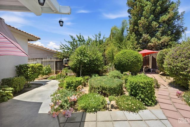 9712 N Bossa Nova Court, Bakersfield, CA 93312