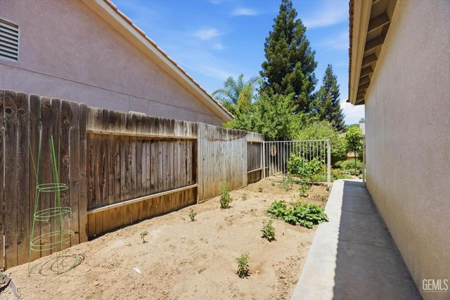 9712 N Bossa Nova Court, Bakersfield, CA 93312