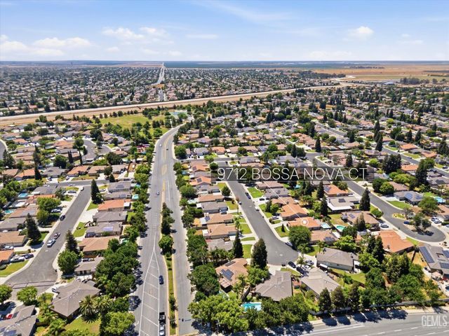 9712 N Bossa Nova Court, Bakersfield, CA 93312