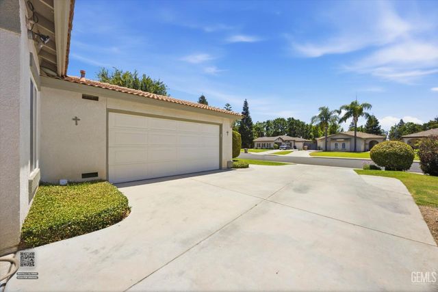 9712 N Bossa Nova Court, Bakersfield, CA 93312