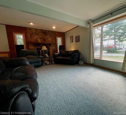 2903 N Lake Angelus Road W, Waterford Charter Township, MI 48329