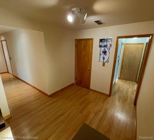 2903 N Lake Angelus Road W, Waterford Charter Township, MI 48329