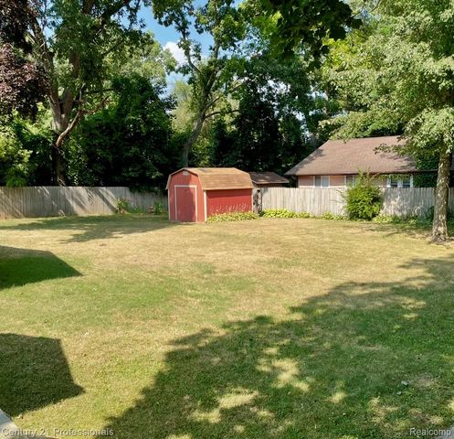 2903 N Lake Angelus Road W, Waterford Charter Township, MI 48329
