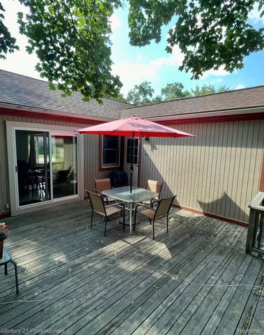 2903 N Lake Angelus Road W, Waterford Charter Township, MI 48329