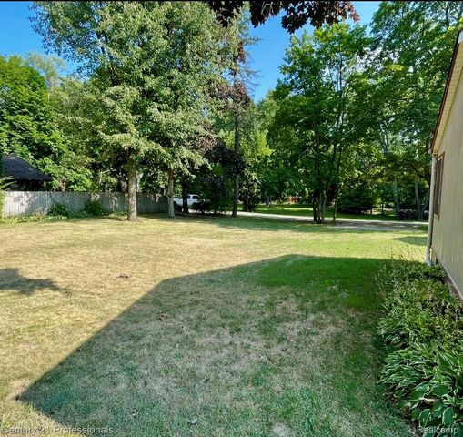 2903 N Lake Angelus Road W, Waterford Charter Township, MI 48329