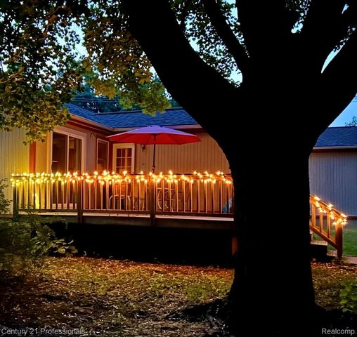 2903 N Lake Angelus Road W, Waterford Charter Township, MI 48329