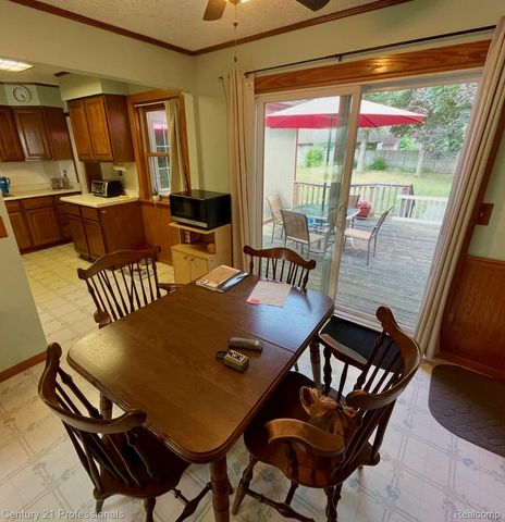 2903 N Lake Angelus Road W, Waterford Charter Township, MI 48329