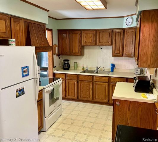 2903 N Lake Angelus Road W, Waterford Charter Township, MI 48329