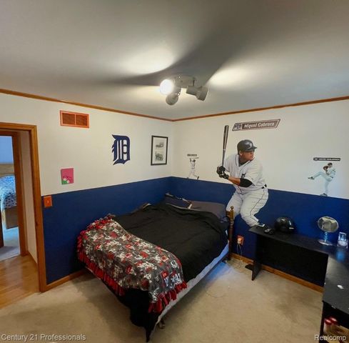 2903 N Lake Angelus Road W, Waterford Charter Township, MI 48329