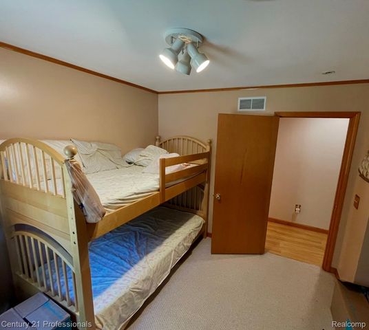 2903 N Lake Angelus Road W, Waterford Charter Township, MI 48329