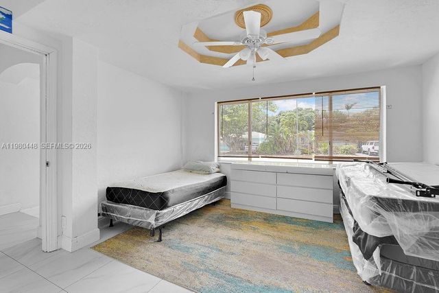 2417 Pierce St -, Hollywood, FL 33020