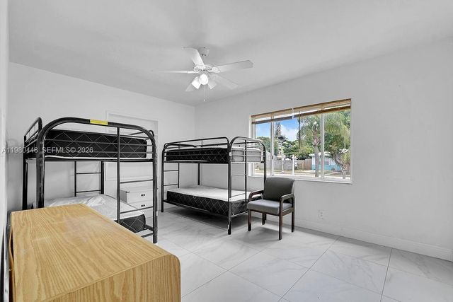 2417 Pierce St -, Hollywood, FL 33020