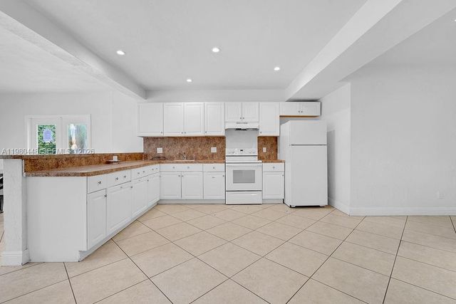 2417 Pierce St -, Hollywood, FL 33020