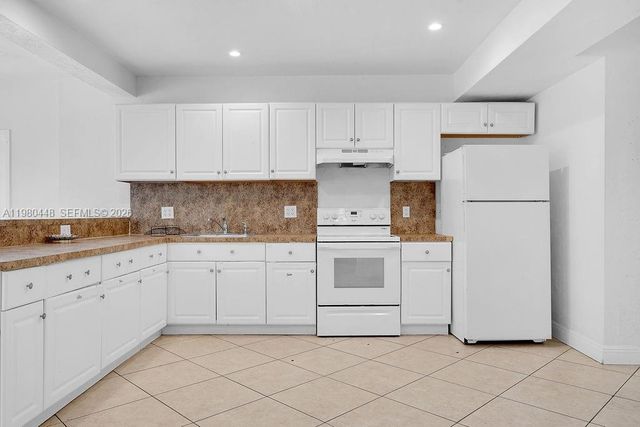 2417 Pierce St -, Hollywood, FL 33020