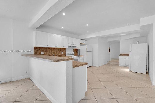 2417 Pierce St -, Hollywood, FL 33020