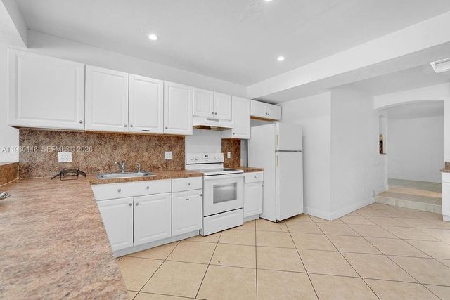 2417 Pierce St -, Hollywood, FL 33020