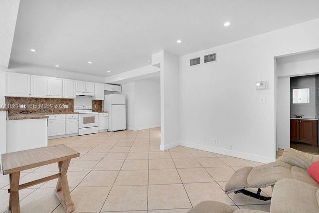 2417 Pierce St -, Hollywood, FL 33020