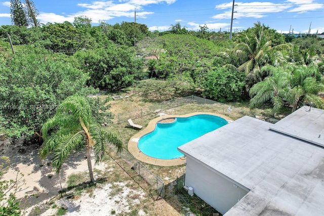 2417 Pierce St -, Hollywood, FL 33020