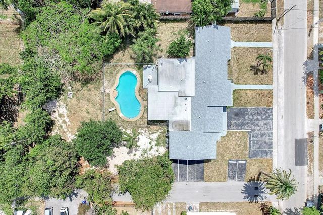 2417 Pierce St -, Hollywood, FL 33020