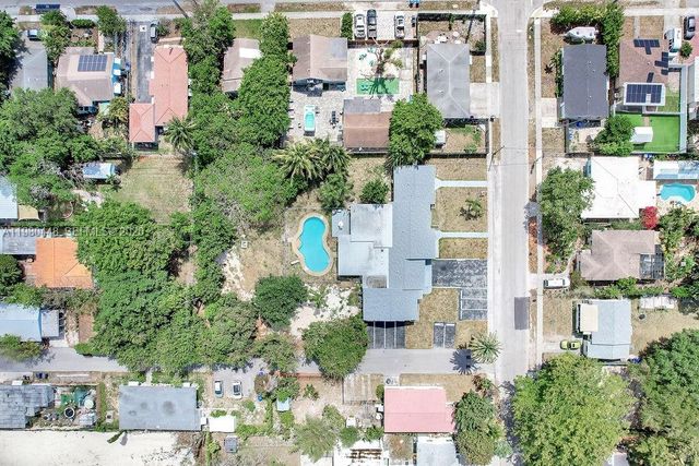 2417 Pierce St -, Hollywood, FL 33020