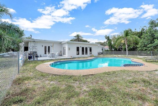 2417 Pierce St -, Hollywood, FL 33020