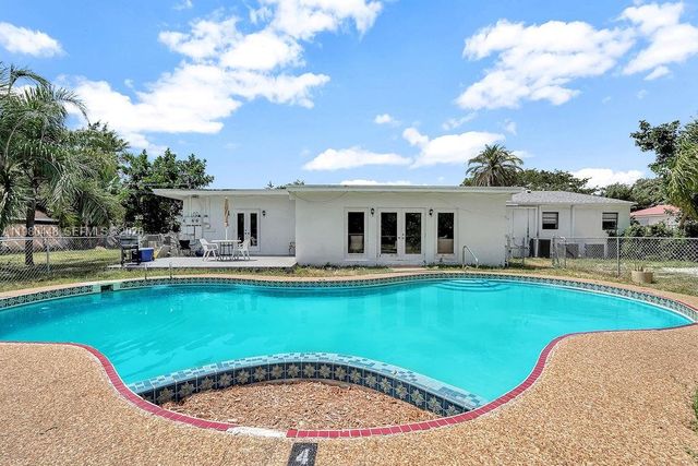 2417 Pierce St -, Hollywood, FL 33020