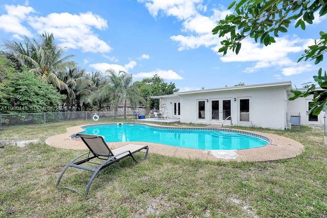 2417 Pierce St -, Hollywood, FL 33020