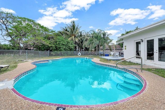 2417 Pierce St -, Hollywood, FL 33020