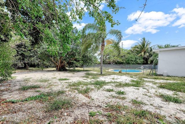 2417 Pierce St -, Hollywood, FL 33020