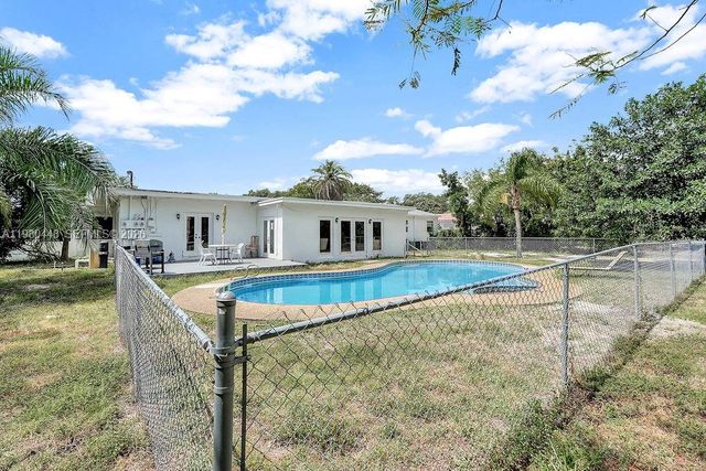 2417 Pierce St -, Hollywood, FL 33020