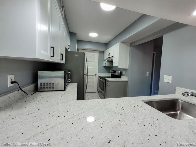 1506 Meadow Side Drive, Rochester Hills, MI 48307