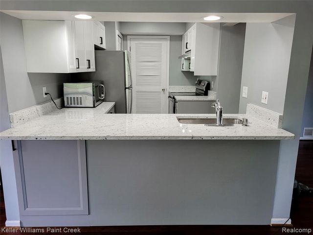 1506 Meadow Side Drive, Rochester Hills, MI 48307