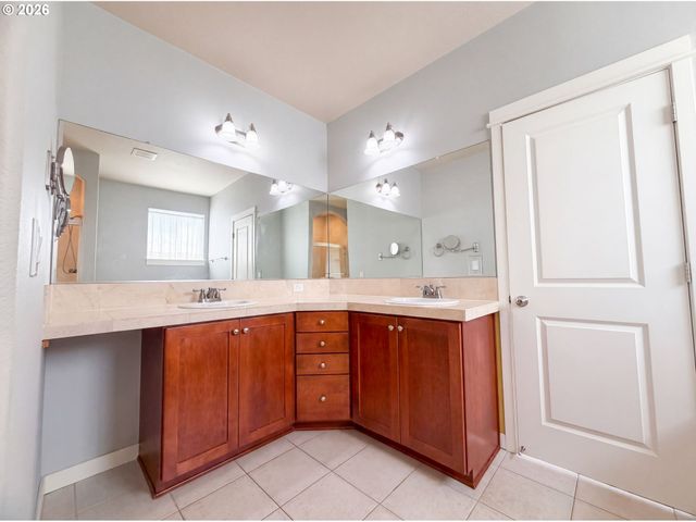 13049 Se MEADEHILL Ave, Happy Valley, OR 97086