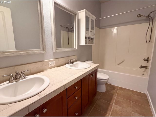 13049 Se MEADEHILL Ave, Happy Valley, OR 97086