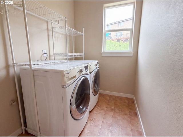 13049 Se MEADEHILL Ave, Happy Valley, OR 97086