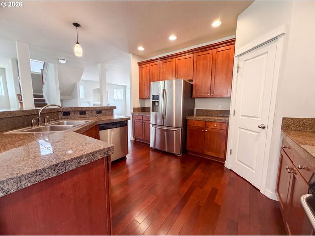 13049 Se MEADEHILL Ave, Happy Valley, OR 97086