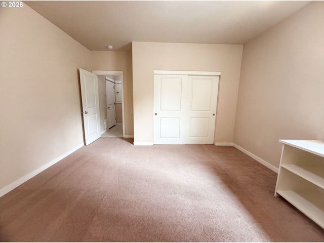 13049 Se MEADEHILL Ave, Happy Valley, OR 97086