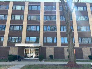 5915 W Gunnison Street 2F, Chicago, IL 60630