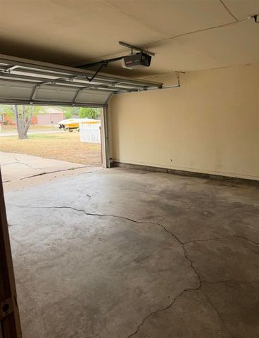 2339 NW Austin Dr, Lawton, OK 73505