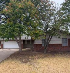 2339 NW Austin Dr, Lawton, OK 73505