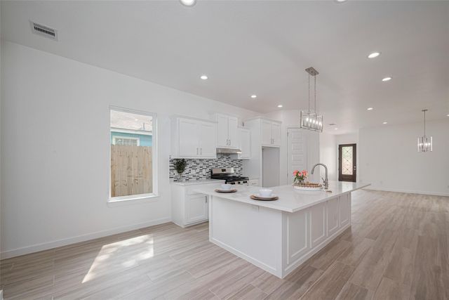 7307 W Knoll Street, Houston, TX 77028