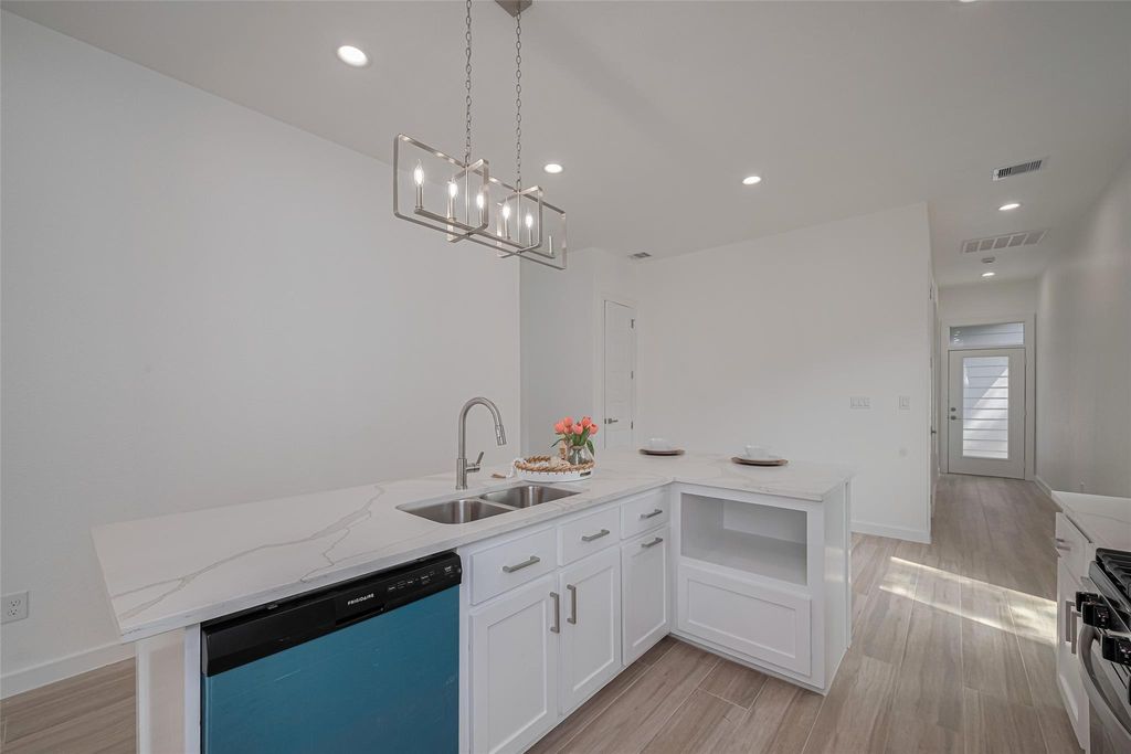 7307 W Knoll Street, Houston, TX 77028