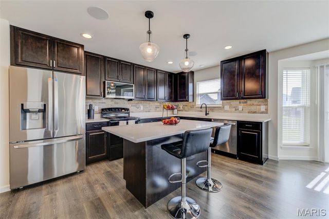 902 Palisades Circle, St Charles, MO 63301