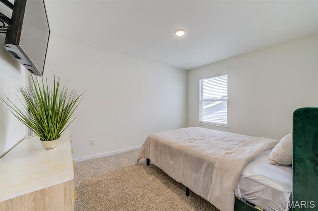 902 Palisades Circle, St Charles, MO 63301