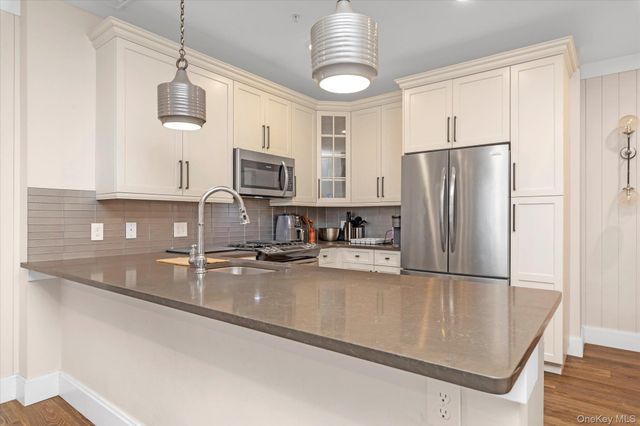 214 Marina Pointe Drive 214, East Rockaway, NY 11518