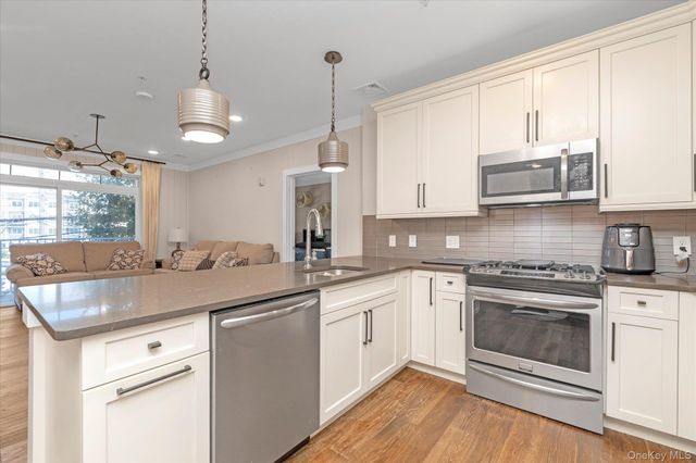 214 Marina Pointe Drive 214, East Rockaway, NY 11518