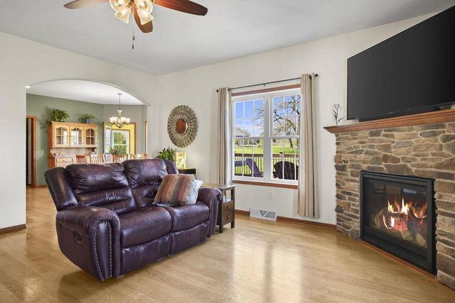 245 Stone Bridge Circle, Deerfield, WI 53531
