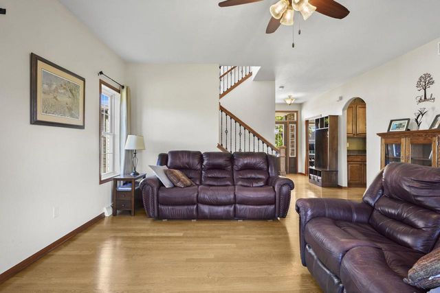 245 Stone Bridge Circle, Deerfield, WI 53531