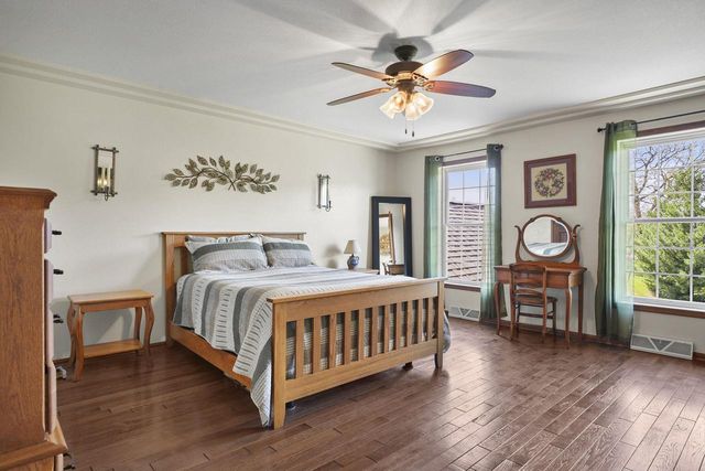 245 Stone Bridge Circle, Deerfield, WI 53531