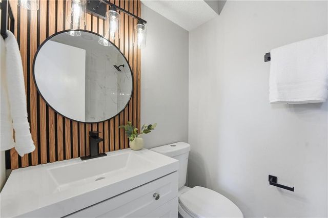 7904 Rosehill Road, Lenexa, KS 66215